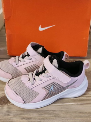 Αθλητικά παπούτσια Nike μεταχειρισμένα, μέγεθος 26, ροζ