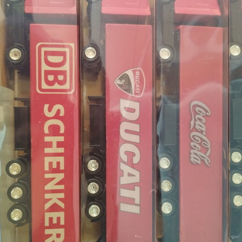 HO Scale Trucks like new, single piece