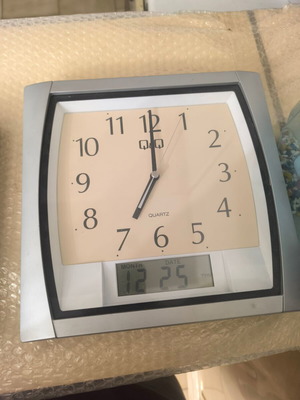 Q&Q wall clock with calendar like new