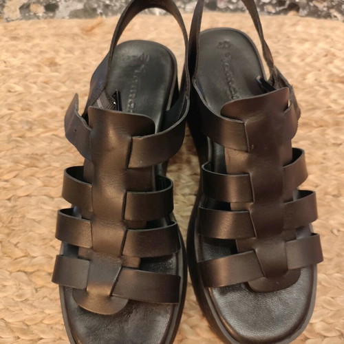 Tamaris wedge leather sandals like new, size 40, black