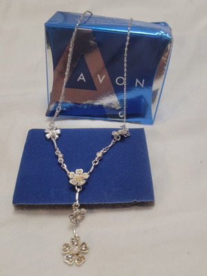 Avon women's necklace with 5 daisies, adjustable length