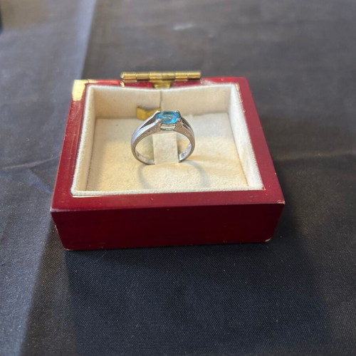 Silver 925 ring like new with blue stone