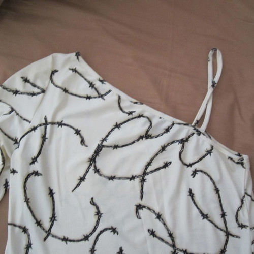 Blouse with one shoulder used, size medium