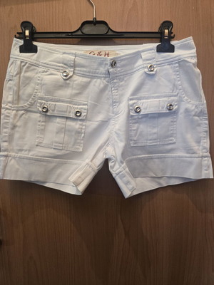 G&H White Shorts Medium like new with button pockets