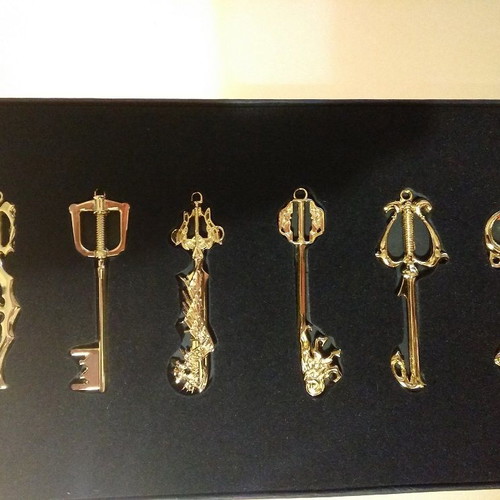 Kingdom Hearts collectible keyblade set with 8 pieces, like new