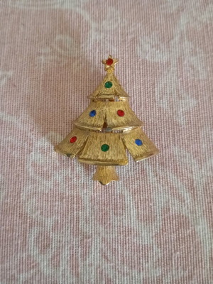 Vintage J&J Christmas tree brooch like new