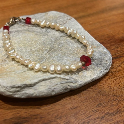 Bracelet with white pearls and beads new