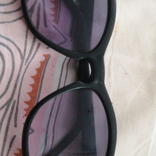 Simple sunglasses, black and white