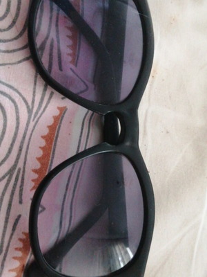 Simple sunglasses, black and white