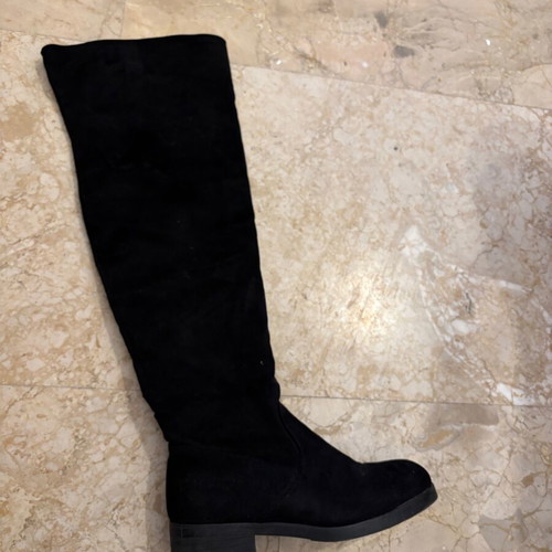 Black tall boot like new, size 39 with low heel