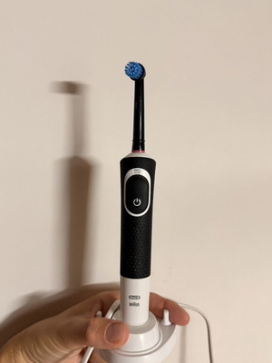 Oral B Vitality electric toothbrush like new with new brush head