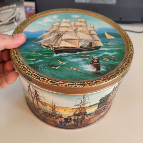 Vintage Jacobsen Bakery LTD Denmark tin box 19cm diameter 13cm height like new