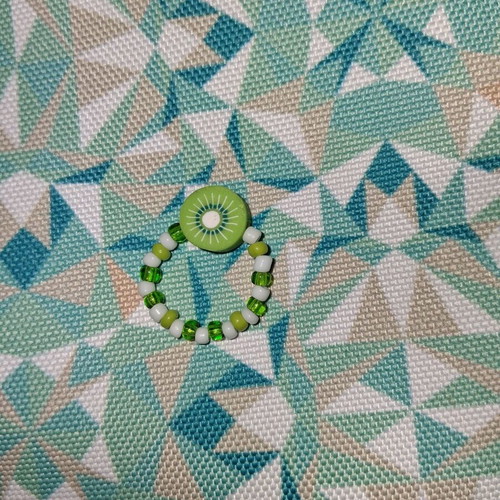 Elastic ring with beads and kiwi design