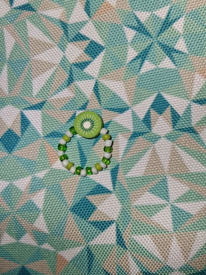 Elastic ring with beads and kiwi design