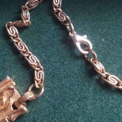 Women's Necklace metallic gold color like new