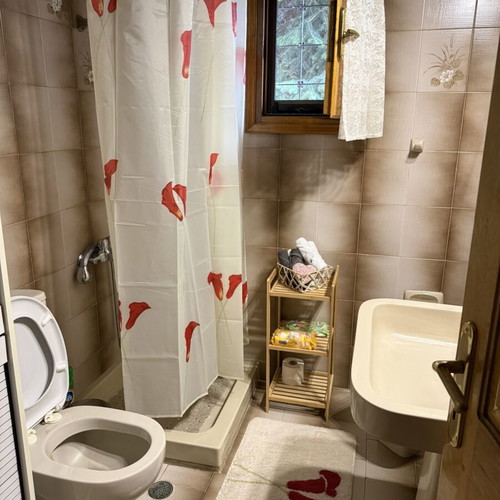 Bathroom set with red lilies design, like new