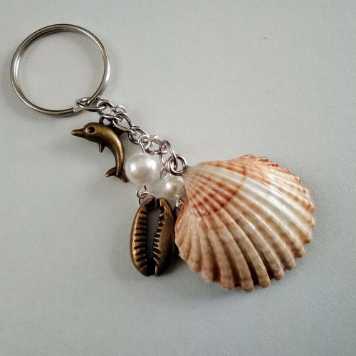 Handmade Shell keychain new, resin, shell and pearls