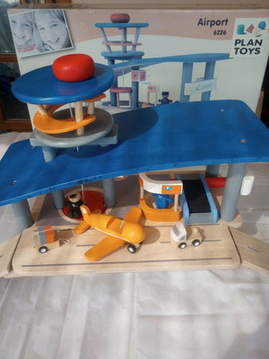 Plan toys airport 6226.