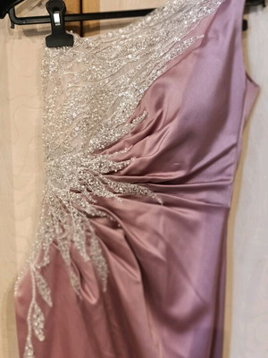 Maxi ροζ τουαλέτα small satin σαν καινούργιο με χάντρες και πέρλες
