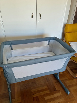 Chicco Next 2 Me Essential λίκνο σαν καινούργιο, stone grey με στρώμα και τσάντα ταξιδίου