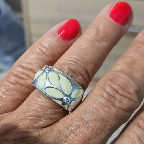 Silver ring 925 with ivory enamel floral details like new