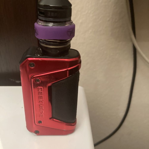 Geekvape vape device like new with batteries
