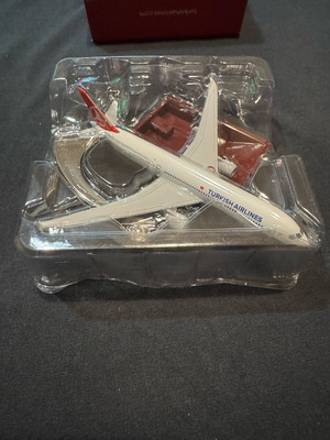Turkish Airlines Collectibles - Колекционерски самолет 1:500 с основа за поддръжка - B787-900