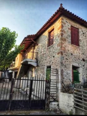 Detached house 275 m² in Amfikleia with 6 rooms, 2 bathrooms and parking