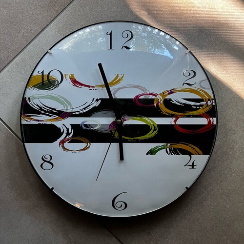 Wall clock like new, analog