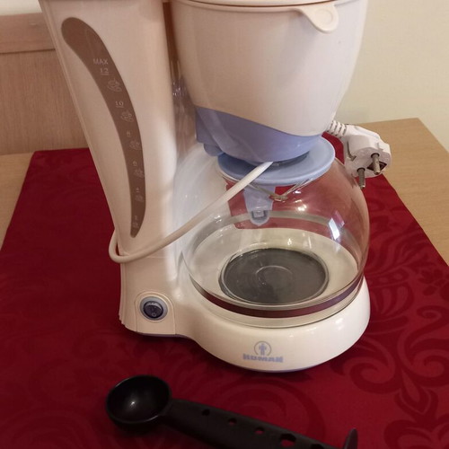Human filter coffee maker used with glass carafe and water level indicator