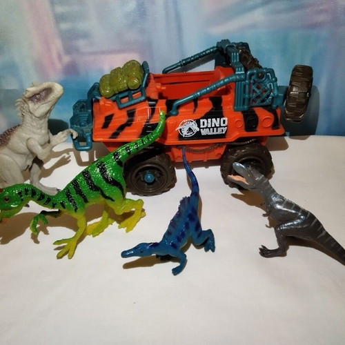Dino Valley Jeep Chap Mei with Skinny Bones figure and 4 dinosaur figures