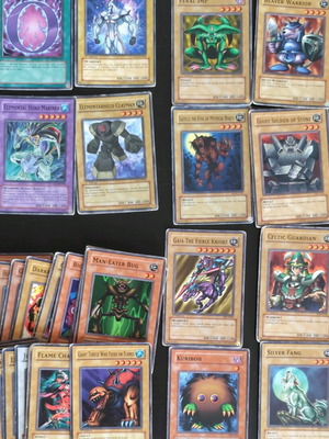 Συλλογή Yu-Gi-Oh μεταχειρισμένων καρτών vintage, περίπου 650 τεμάχια