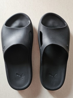 Puma Chibui Cat slippers size 43 like new, black