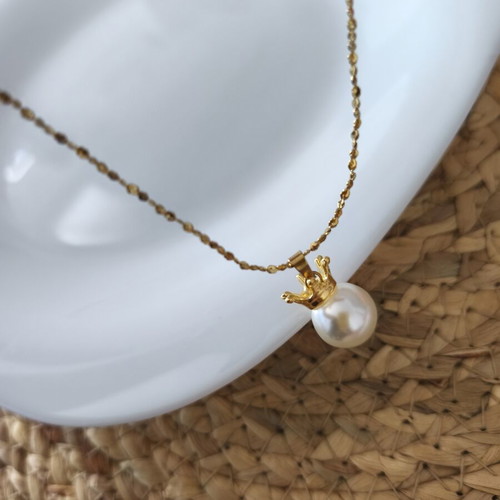 Pearl necklace with crown pendant