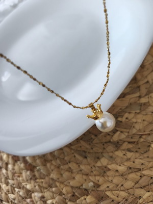 Pearl necklace with crown pendant