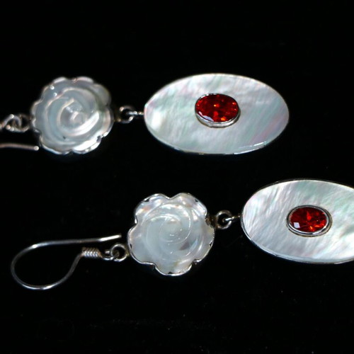 Earrings with genuine garnet stone and carved shell in 925 silver new