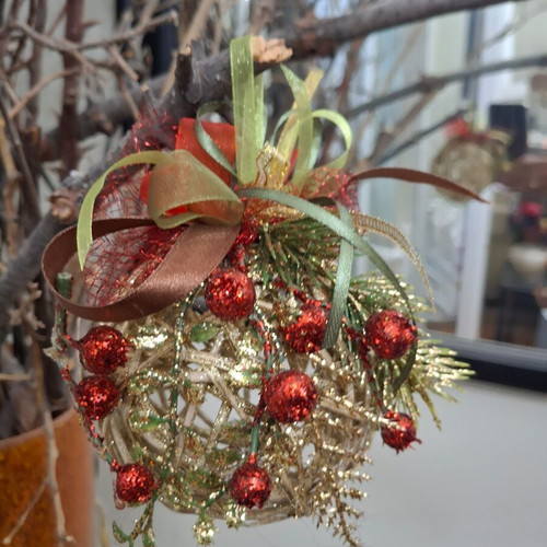 Handmade Christmas rattan balls, red and gold, set of 2