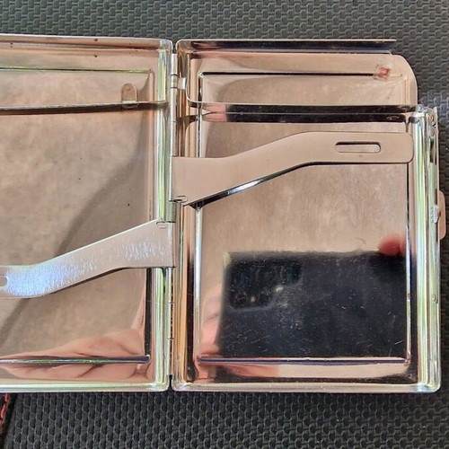 Marlboro collectible metal cigarette case with built-in lighter, like new