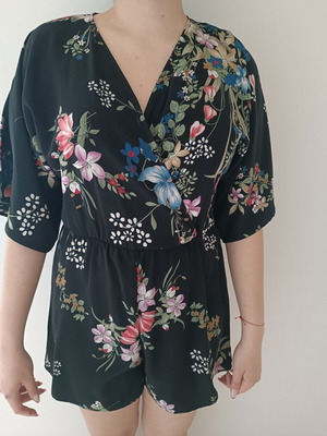 Floral ολόσωμο σορτς Stradivarius μέγεθος S σαν καινούργιο, μαύρη βάση