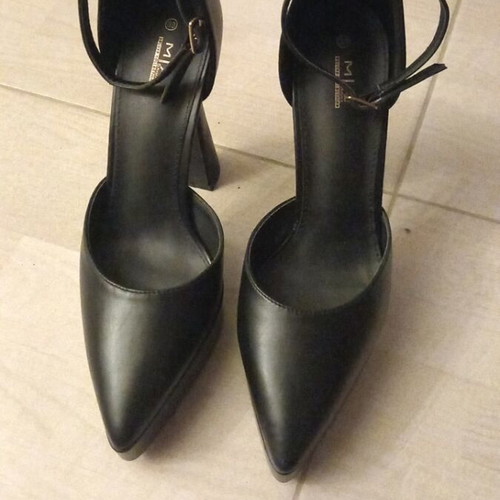 Mia black pumps size 39 like new with strap