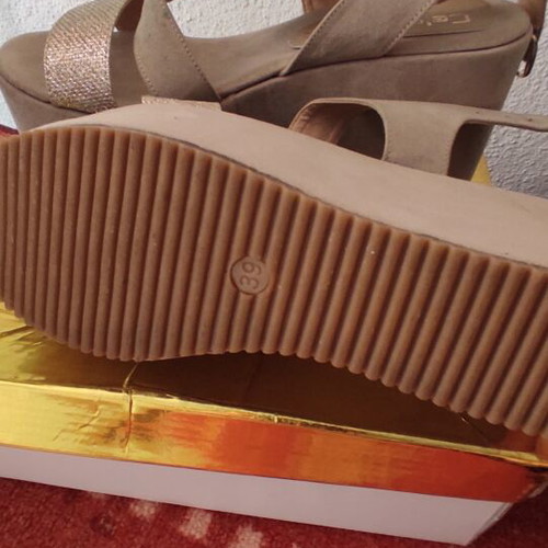 Celebrity beige platform sandals like new, size 39
