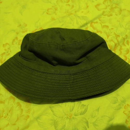 Buget hat in khaki color like new