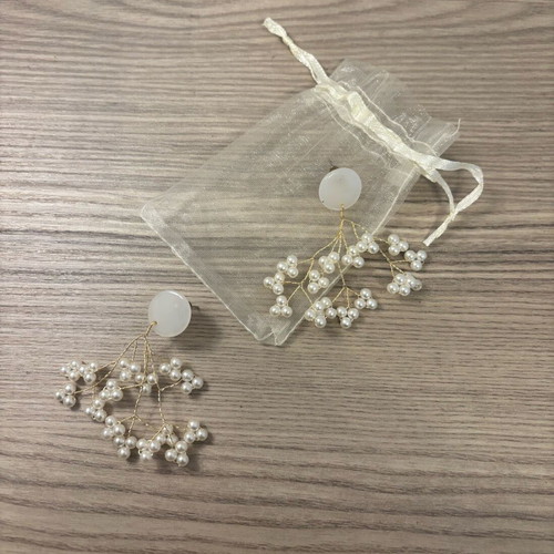 Earrings new with gold-colored wire and white pearls