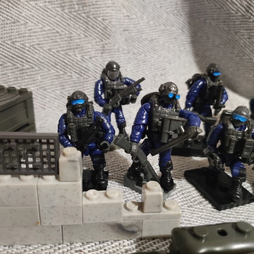 Soldier figures set of 11 used with weapons and bases
