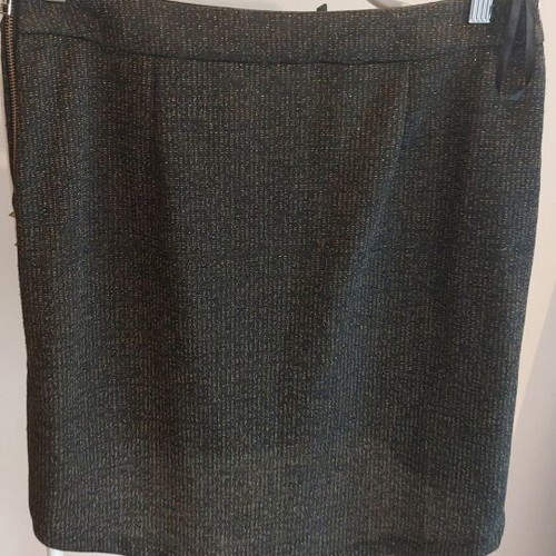 Skirt new with pockets and gold zippers, size L