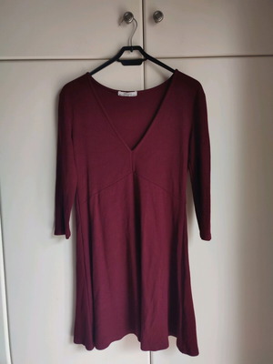 Rose dress V cut Bershka like new, red size M