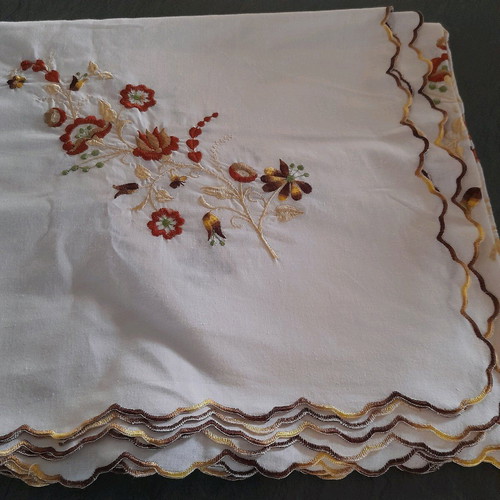 Tablecloth with embroidery like new