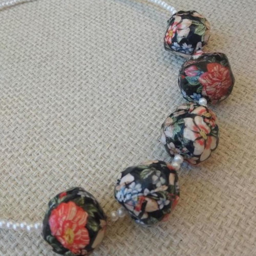 Necklace with black floral beads and pearls new