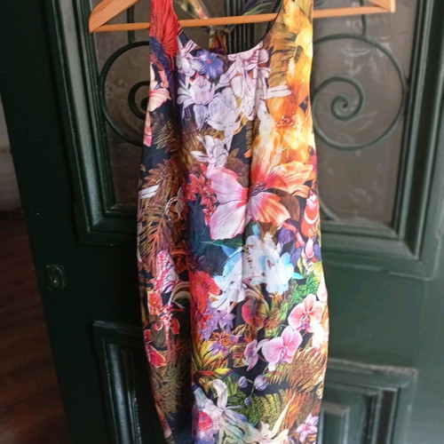 Sarah Lawrence floral dress size 38 like new, airy with black lining