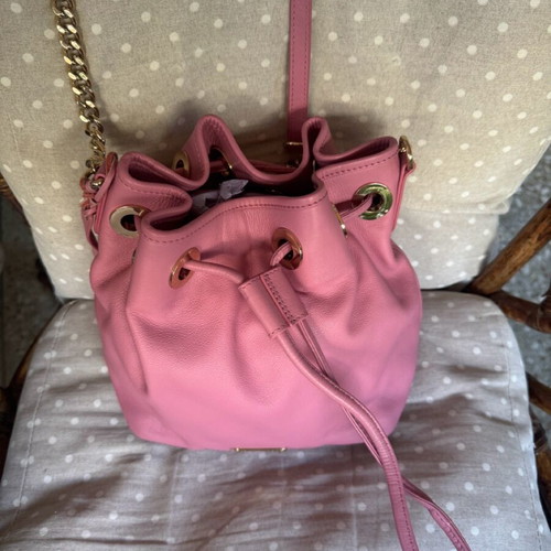 Leather shoulder bag like new, pink apple color with gold detail